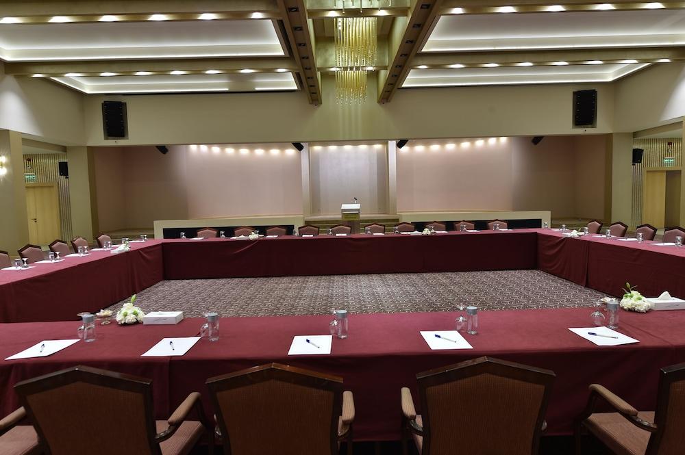 Carlton Al Moaibed Hotel Даммам Екстер'єр фото The conference room of the European University