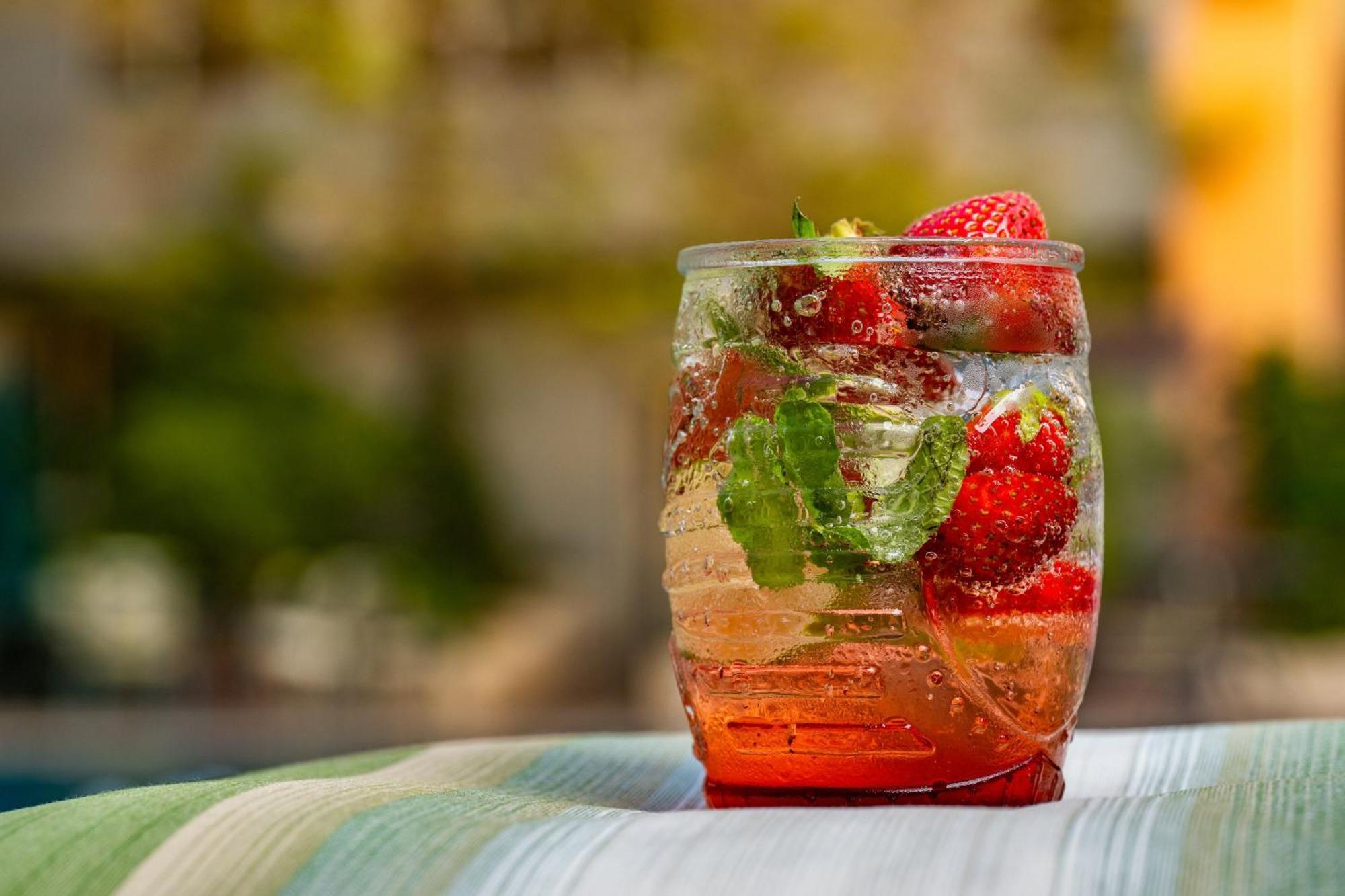 Carlton Al Moaibed Hotel Даммам Екстер'єр фото A strawberry and mint caipirinha